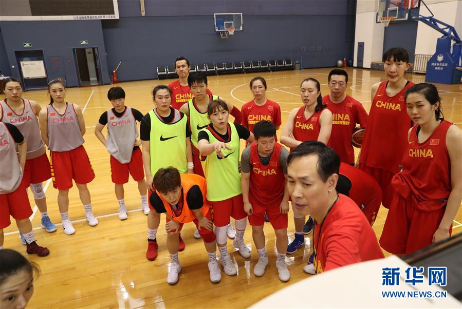 (体育)(10)篮球——中国女篮举行公开课