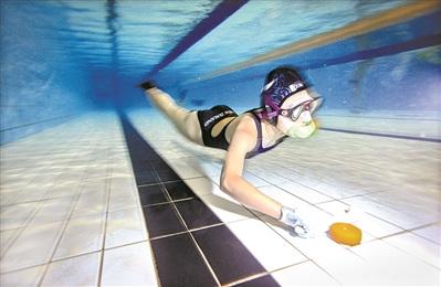 水底“打怪兽”:95后女孩的水下曲棍球竞技梦