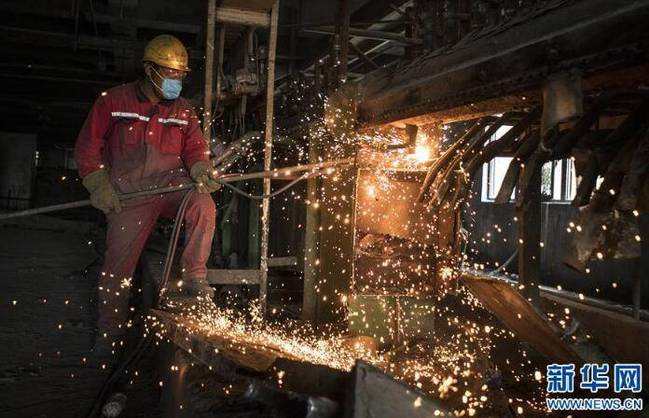 4月30日，在湖北香溪化工有限公司宜都分公司拆除现场，工人在进行切割作业。　　“五一”小长假期间，在湖北省宜昌市长江南岸的湖北香溪化工有限公司宜都分公司拆除现场，工人们节日期间坚守岗位，加紧拆除作业。 2017年以来，湖北省宜昌市把修复长江生态放在重要位置，出台了推进化工产业转型升级三年行动规划，决定在2019年底以前，将长江岸线一公里范围内的130多家化工生产装置依法全部“关、停、并、转、搬”，确保一江清水向东流。　　新华社记者 肖艺九 摄