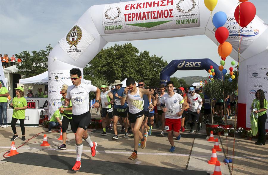 (体育)(1)马拉松——马拉松市举办第五届半程马拉松比赛