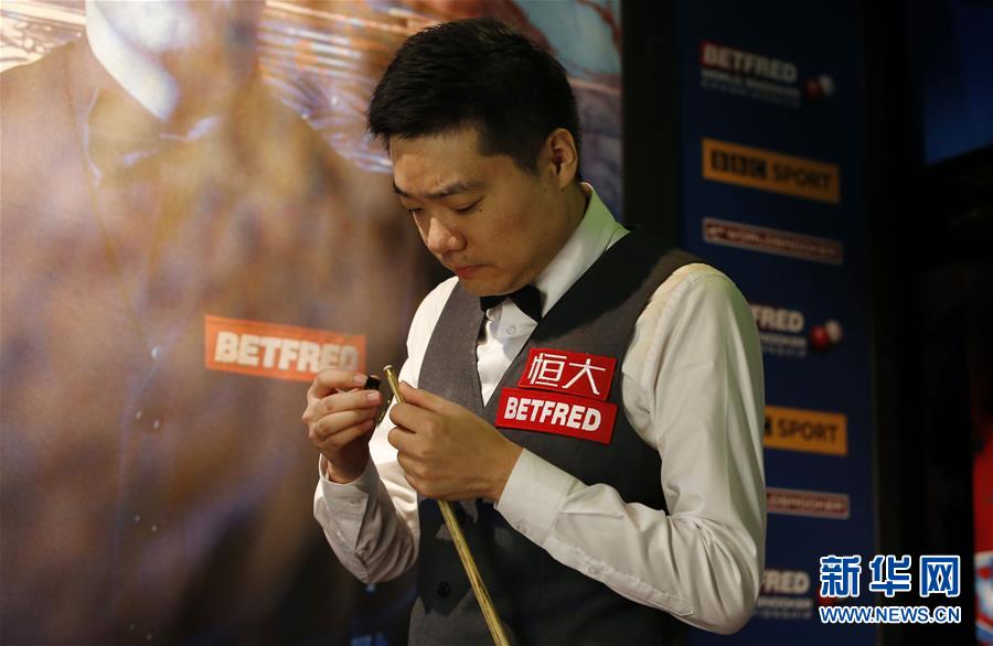 （体育）（4）斯诺克——世锦赛四分之一决赛：丁俊晖对阵霍金斯