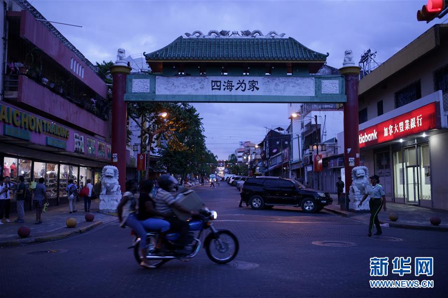 这是5月1日在多米尼加共和国首都圣多明各“中国城”拍摄的街景。