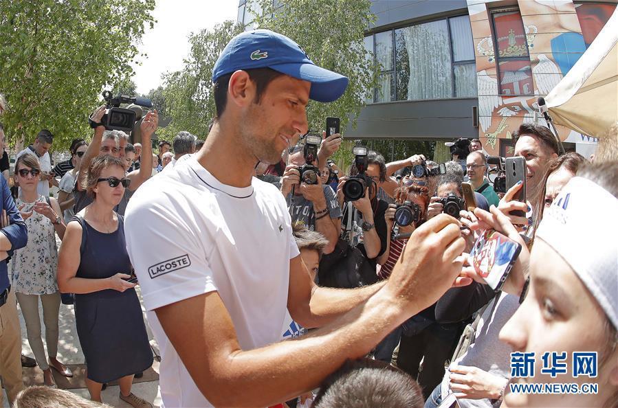 （体育）（1）网球——焦科维奇在家乡进行公开训练