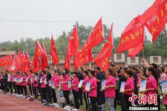 安徽休宁:“万步有约”雨中开走