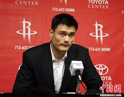 资料图：姚明曾在一个发布会上，谈到自己的伤情表情凝重。