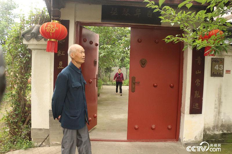 这是潘运钦老两口的新家，他们隔壁院子是儿子家。十年后，红豆村村民恢复了田园诗般的平静生活。（何川/摄）