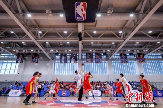 全国校园篮球冠军赛圆满落幕湖南女队与江苏男队折桂