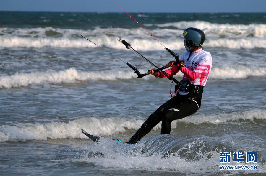 (体育)(4)青奥会风筝冲浪资格赛赛况