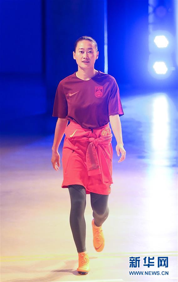 （体育）（6）足球——中国之队发布2018赛季新款球衣