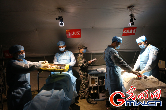 【相约强军新时代】网络名人走进能“打胜仗”的医院