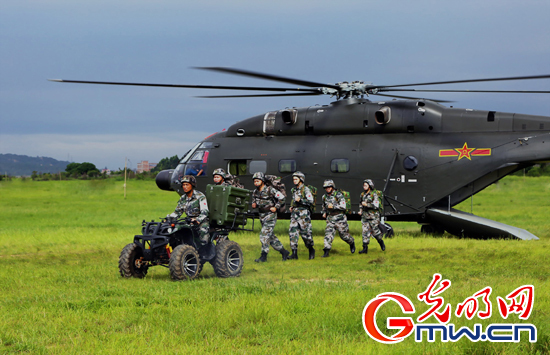 【相约强军新时代】网络名人走进能“打胜仗”的医院