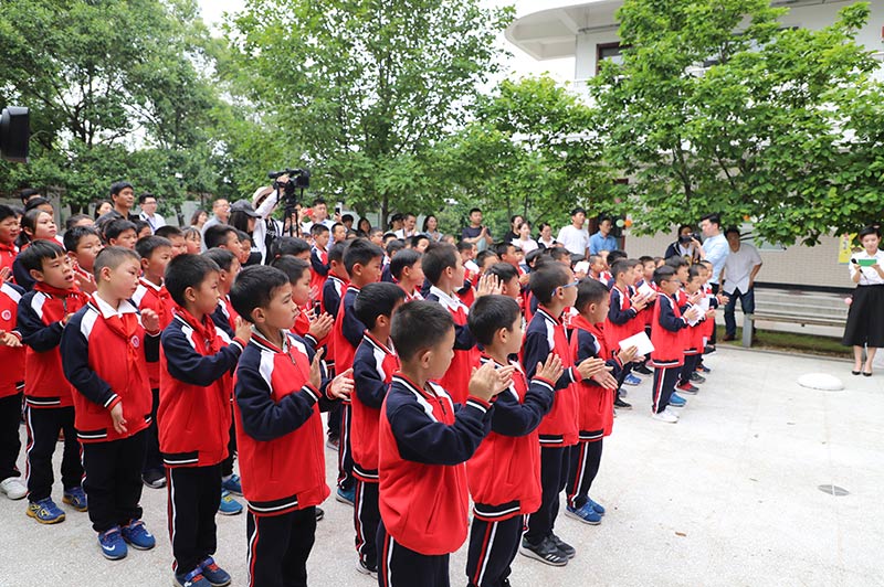 小学生们热情满满