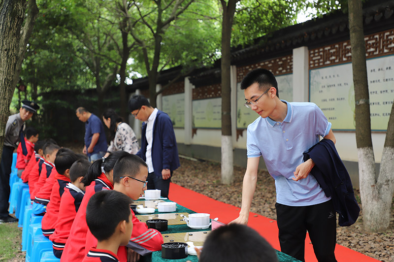 丁世雄等衢州队员指导小学生们