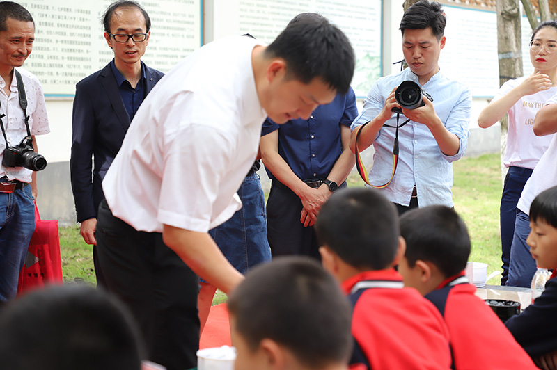 常昊指导小学生们