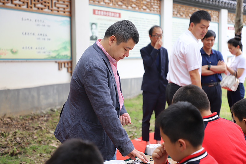 罗洗河指导小学生们