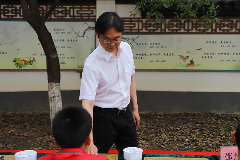 邵炜刚指导小学生们