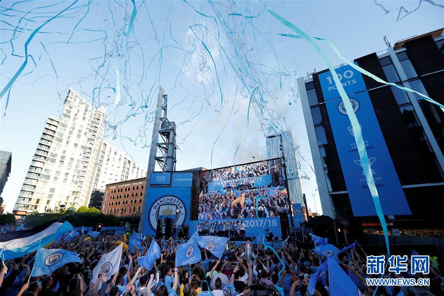 （体育）（1）足球——曼城队庆祝英超夺冠