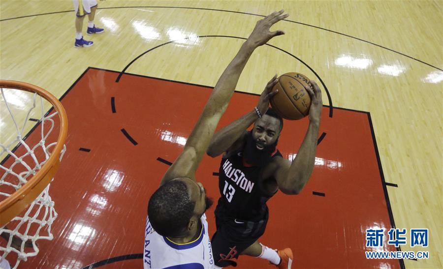 (体育)(2)篮球——NBA西部决赛首场:勇士胜火箭