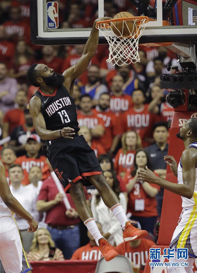 (体育)(3)篮球——NBA西部决赛首场:勇士胜火箭