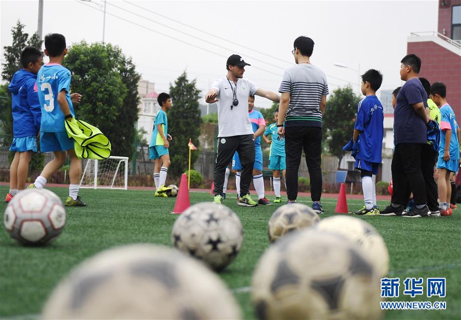 （体育）（1）足球——“洋教练”助力校园足球