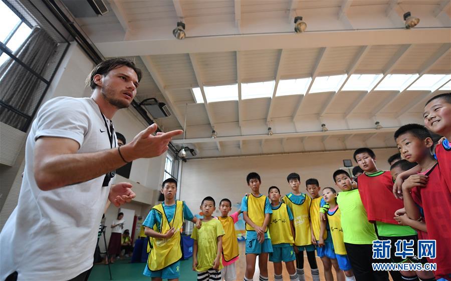 （体育）（3）足球——“洋教练”助力校园足球