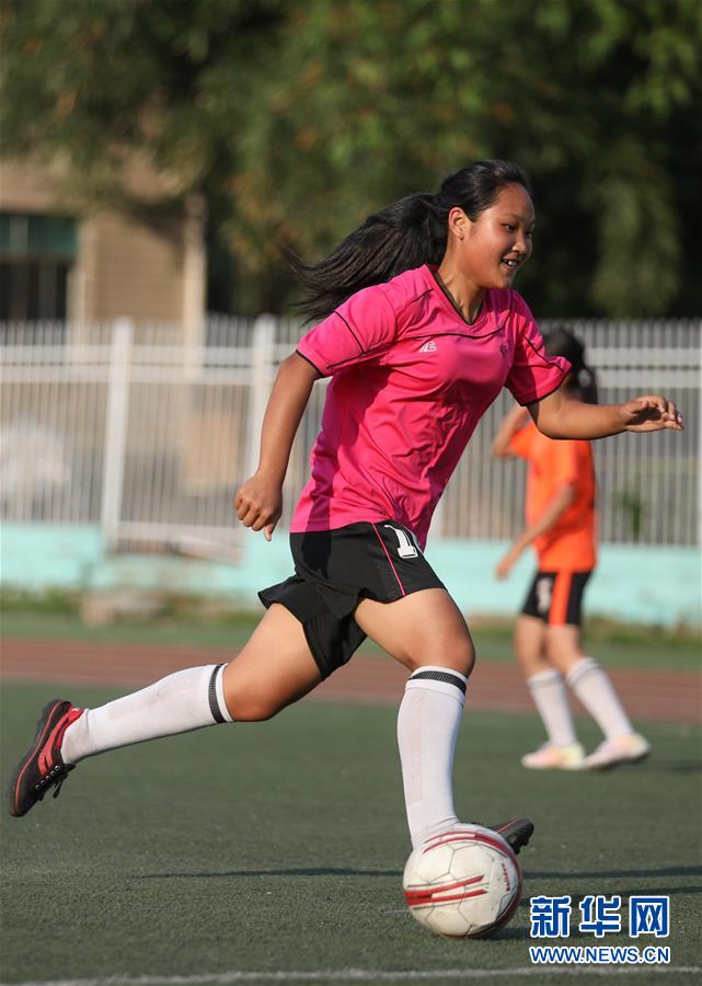 (体育·图片故事)(1)侗族小丫的“世界杯之梦”