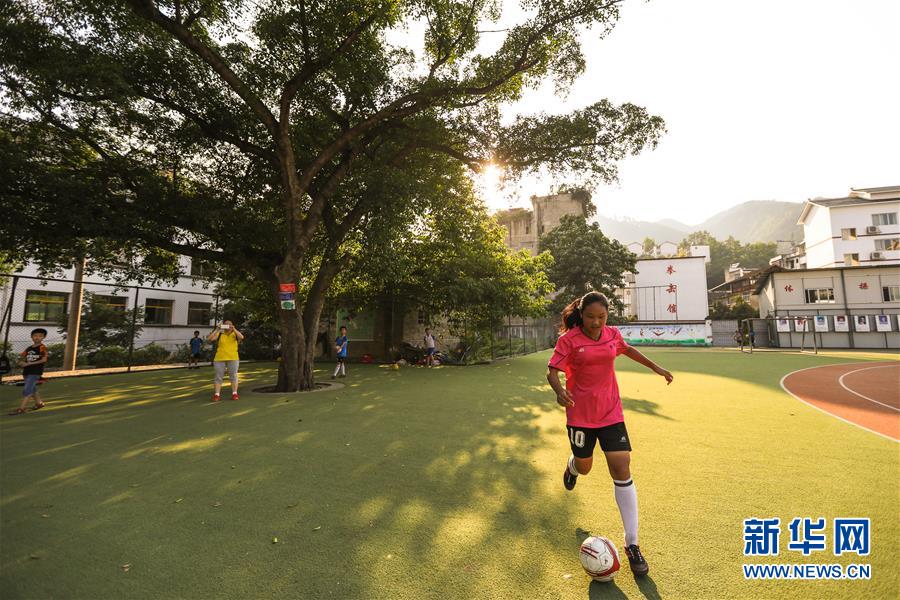 (体育·图片故事)(2)侗族小丫的“世界杯之梦”