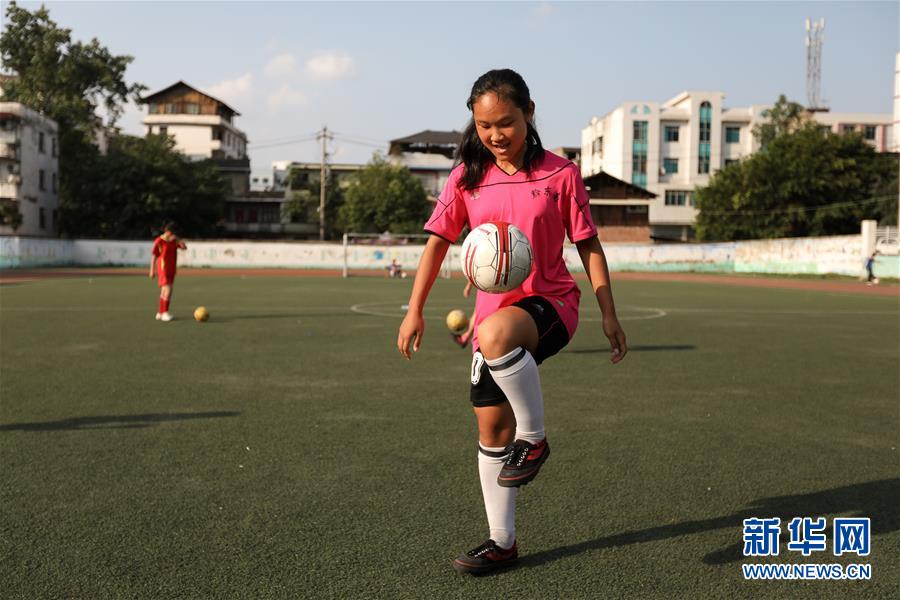 (体育·图片故事)(4)侗族小丫的“世界杯之梦”