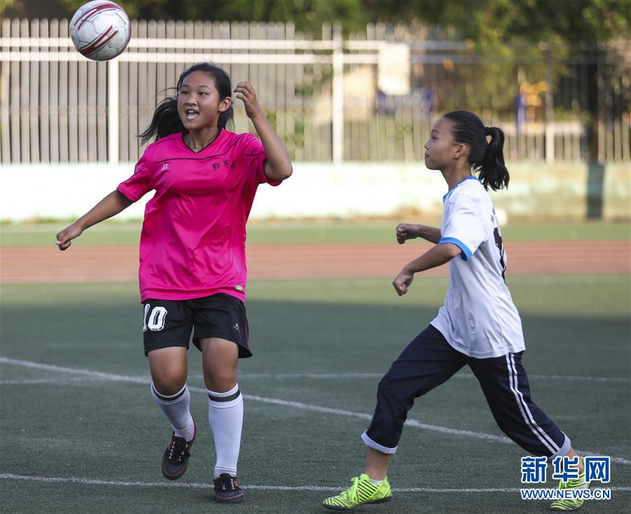 (体育·图片故事)(3)侗族小丫的“世界杯之梦”