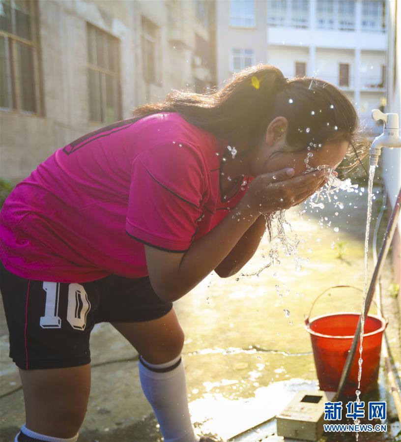 (体育·图片故事)(9)侗族小丫的“世界杯之梦”
