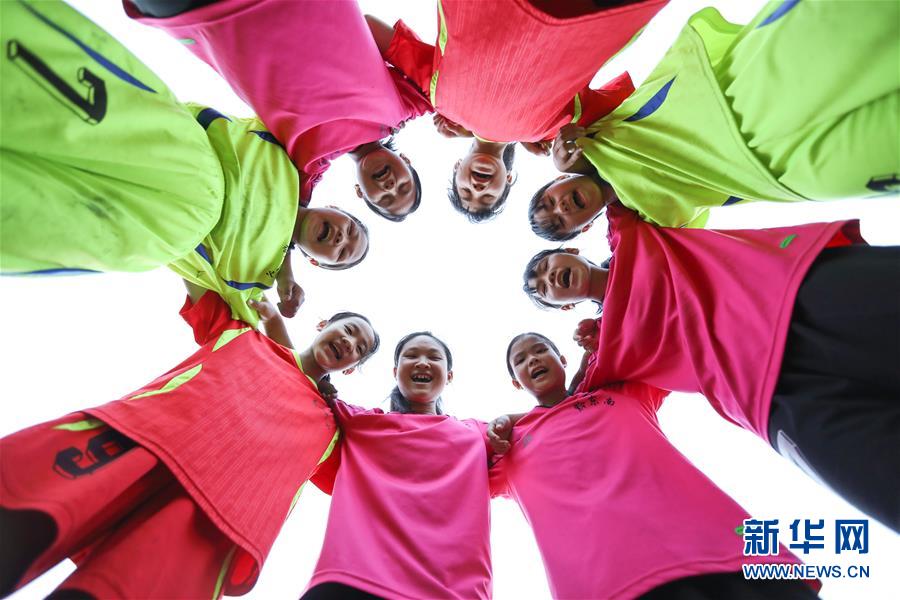 (体育·图片故事)(5)侗族小丫的“世界杯之梦”