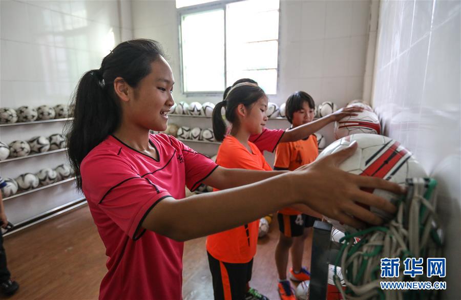 (体育·图片故事)(6)侗族小丫的“世界杯之梦”