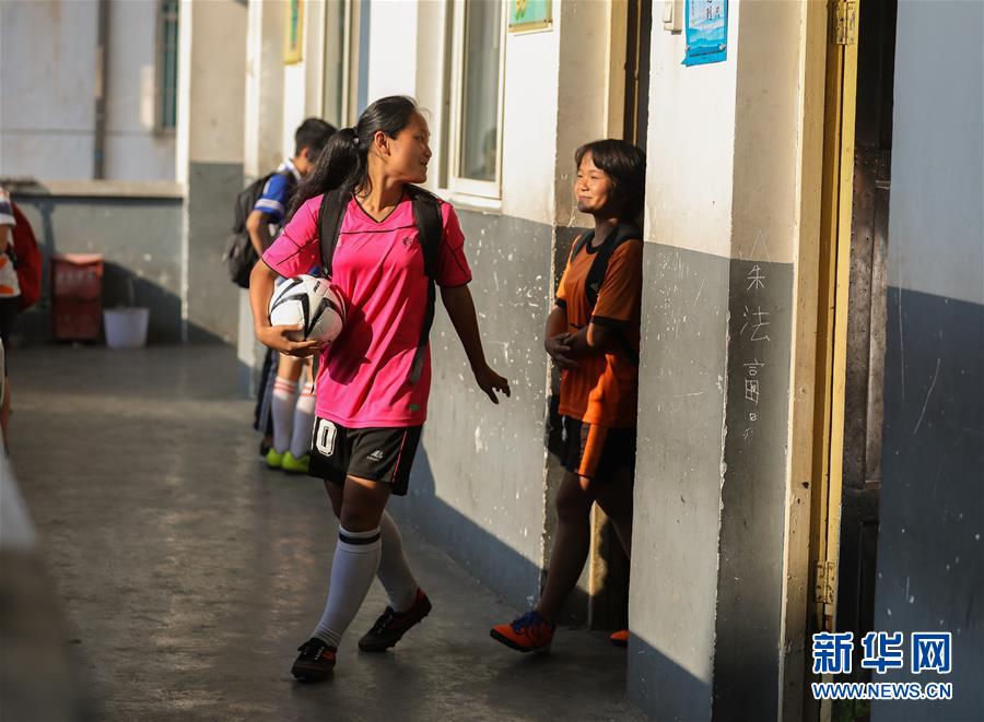 (体育·图片故事)(7)侗族小丫的“世界杯之梦”