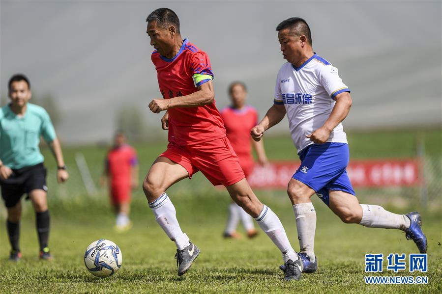 （体育）（1）全民健身——天山脚下的“元老足球赛”