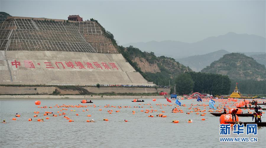 （体育）（1）全民健身——横渡母亲河