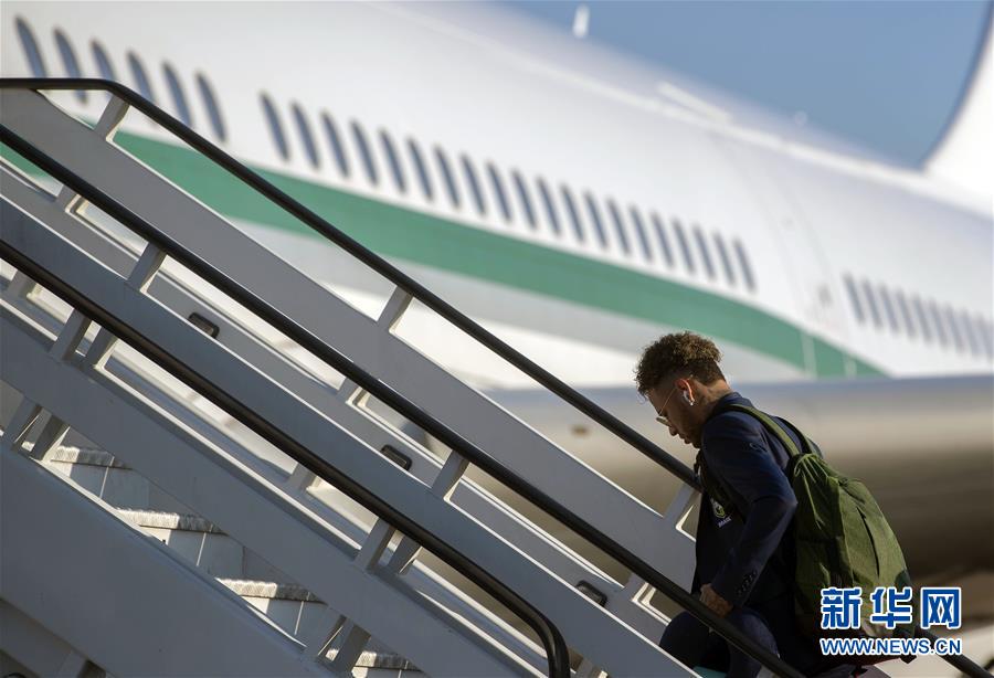 （体育）（1）足球——巴西队赴英备战俄罗斯世界杯