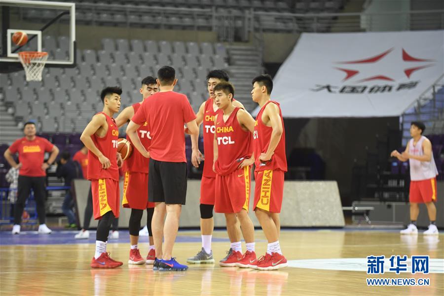 (体育)(3)篮球——中伊国际男篮对抗赛:中国蓝队举行公开训练
