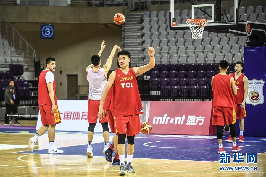 (体育)(5)篮球——中伊国际男篮对抗赛:中国蓝队举行公开训练