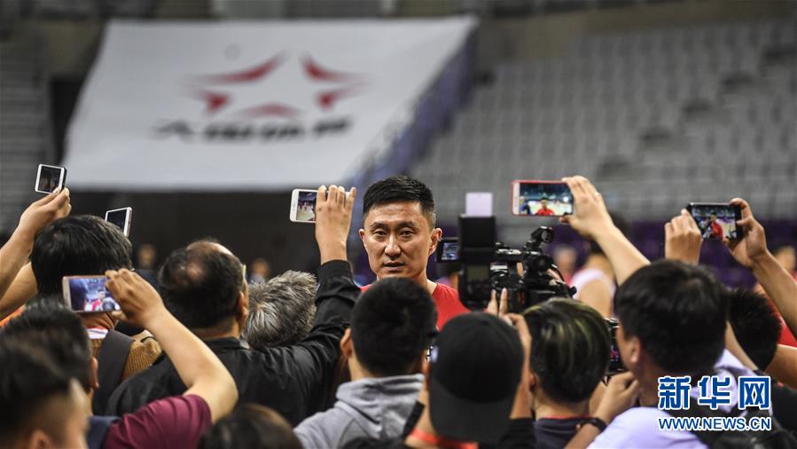 (体育)(7)篮球——中伊国际男篮对抗赛:中国蓝队举行公开训练