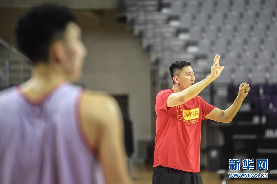 (体育)(8)篮球——中伊国际男篮对抗赛:中国蓝队举行公开训练