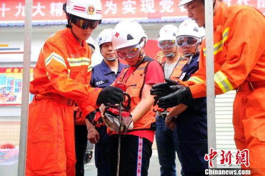 广西百色蓝天救援队与武警消防互相学习