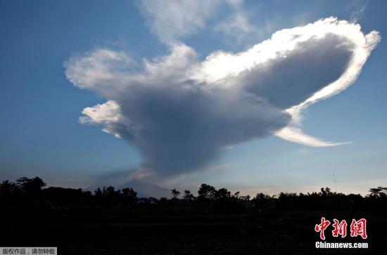 资料图：当地时间5月11日，印尼中爪哇省默拉皮火山爆发，在当地造成混乱，所有飞往该地区的航班全部停飞。