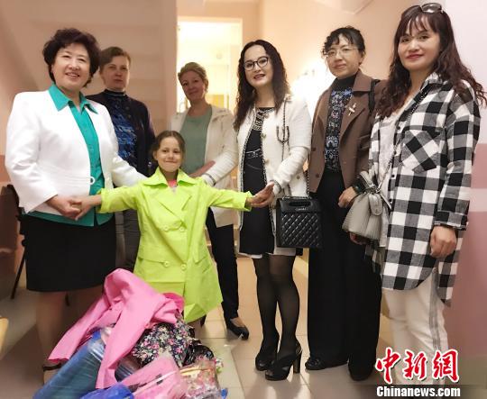 圣彼得堡华人妇女联合会为俄孤儿院送礼物