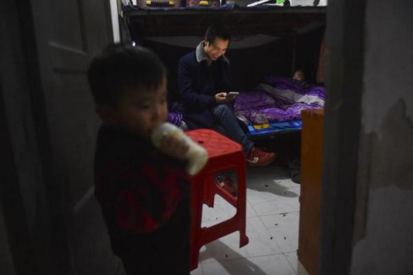 3岁“缝纫机宝贝”的童年，让人哭着哭着笑了！