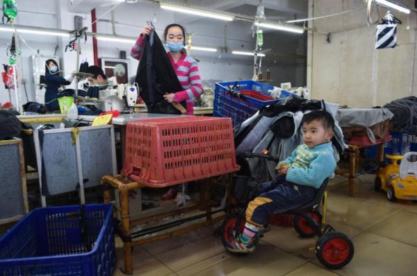 3岁“缝纫机宝贝”的童年，让人哭着哭着笑了！