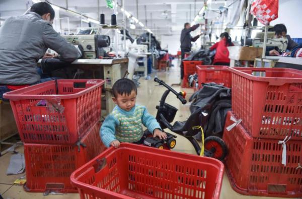 3岁“缝纫机宝贝”的童年，让人哭着哭着笑了！