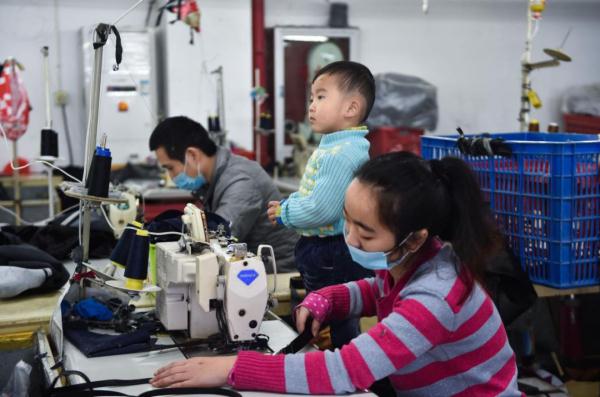 3岁“缝纫机宝贝”的童年，让人哭着哭着笑了！