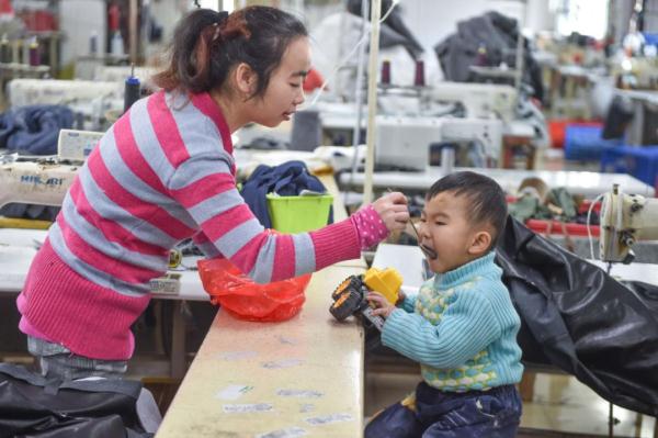 3岁“缝纫机宝贝”的童年，让人哭着哭着笑了！