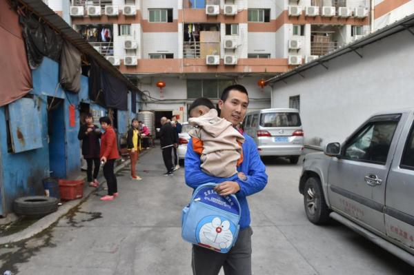 3岁“缝纫机宝贝”的童年，让人哭着哭着笑了！