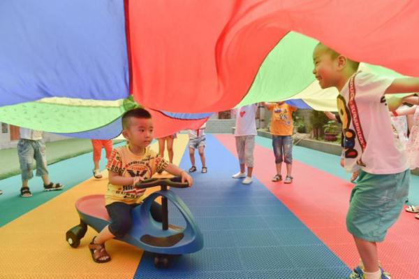 3岁“缝纫机宝贝”的童年，让人哭着哭着笑了！